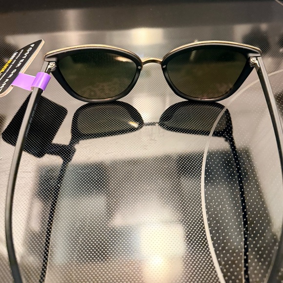 Foster Grant Sunglasses with Black Frame NWT - Picture 4 of 6